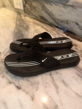 Nike Size 8 Women’s Black Thong Sandals with White Stripes